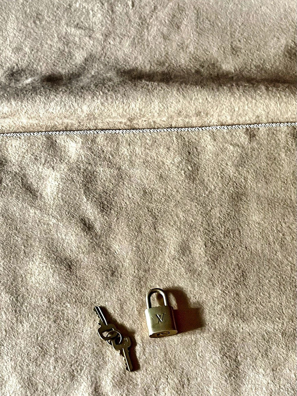Louis Vuitton Monogram Pouch with Lock and key . - Picture 3 of 8
